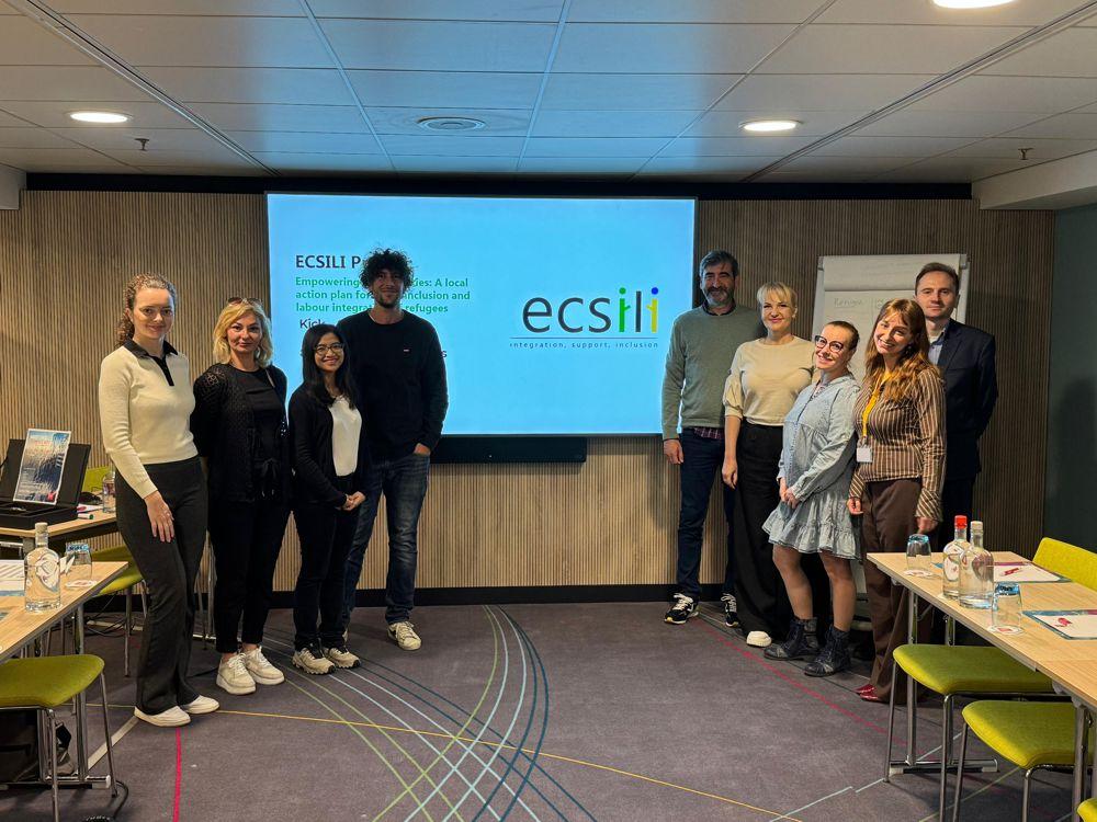 Spotkanie 9 osób w sali konferencyjnej w ramach projektu ECSILI – Empowering